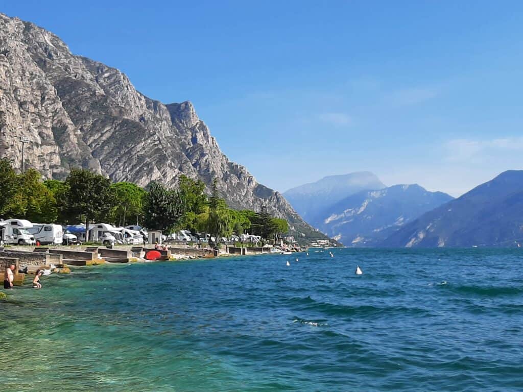 Kamperem nad jezioro Garda we Włoszech