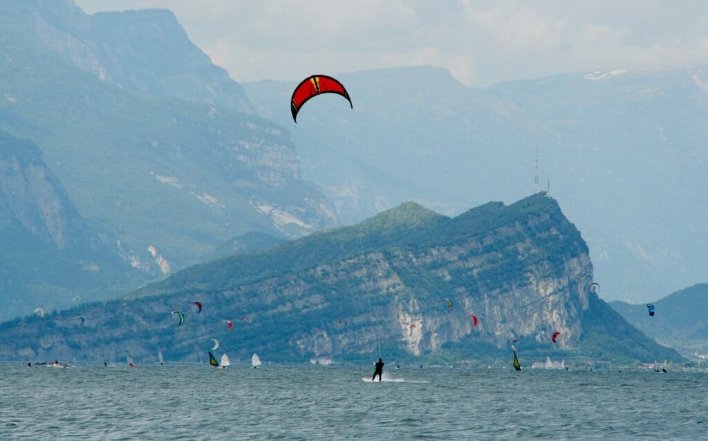 Kite nad jeziorem Garda