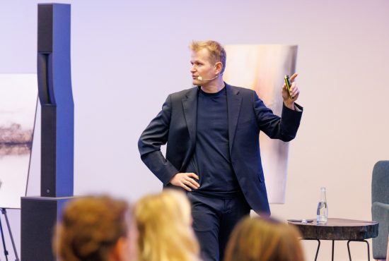 Maciej Straus podczas wystąpienia o technologiach w hotelarstwie na VIII Kongresie Hotel Management w Hilton Garden Inn Radom